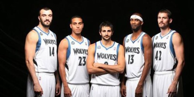 第21圈，诺里斯连过安东内利、塞恩斯、斯特罗尔、劳森，直接上到第4。（第21圈，诺里斯连超安东内利、塞恩斯、斯特罗尔与劳森，一举升至第4位）