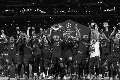 随着水晶宫2-1，西汉姆1-1，英超最新积分榜出炉：大黑马逼近榜首（英超最新积分榜出炉：水晶宫2-1、西汉姆1-1，黑马紧逼榜首）