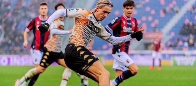 首圈，维斯塔潘起步良好抢到首位，皮亚斯特里挤进内线并过掉诺里斯上至第2，诺里斯第3。