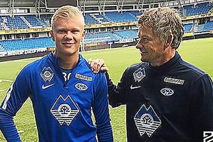 记者：曼联正在物色明年引进的防线球员，名单上大约有10人（记者称曼联已启动明年后防引援搜寻，候选名单约10人）