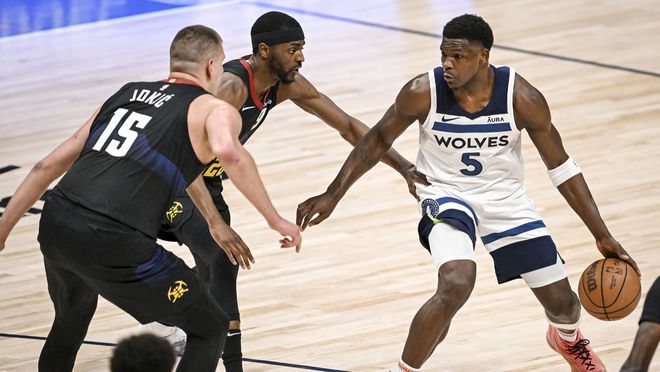 有些尴尬，巴林门将在成功扑救后不慎用脚打入乌龙且弄伤自己（尴尬一幕：巴林门将扑救成功却误踢乌龙，还因此受伤）