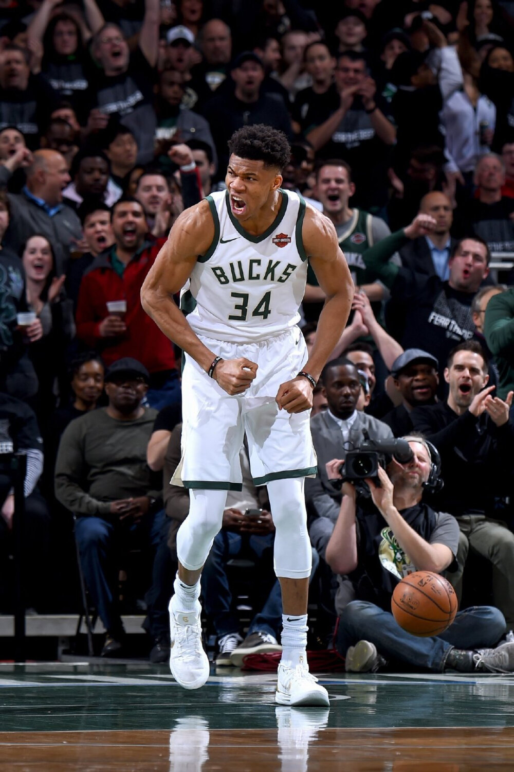 篮球勇士队内三分比赛，球星夺冠（勇士队内三分大赛，球星折桂）