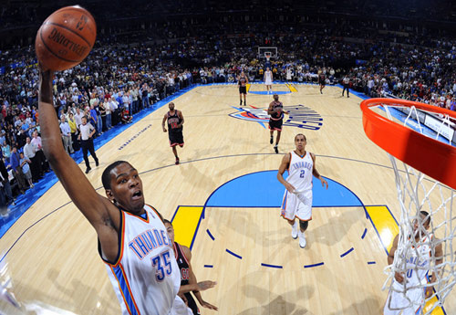 拉卡泽特回到酋长球场，观看并解说枪手对阵拜仁的比赛（拉卡泽特重返酋长球场，现场解说阿森纳对拜仁之战）