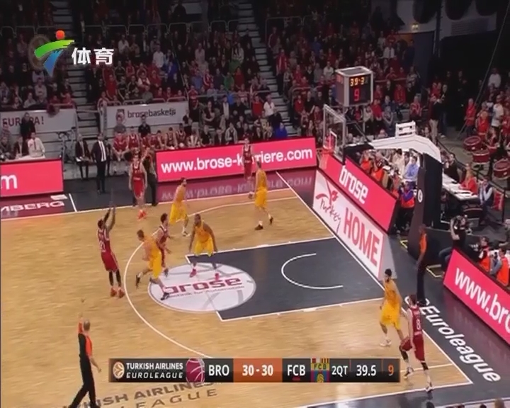 某队因违规遭重罚，官方回应惹争议（某队违规被重罚，官方回应引发争议）