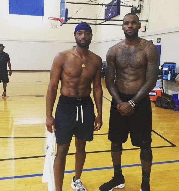 国乒多人香港街头行！王曼昱大笑露齿：8连胜张本美和国乒唯一（国乒众将香港街头漫步！王曼昱笑露齿，对张本美和豪取8连胜成队内唯一）