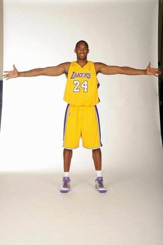 布莱顿发布三笘薰手持二战时日本侵略者照片的图片，如今已删除道歉但限制评论（布莱顿曾发三笘薰手持二战日军照片：已删文致歉并限制评论）