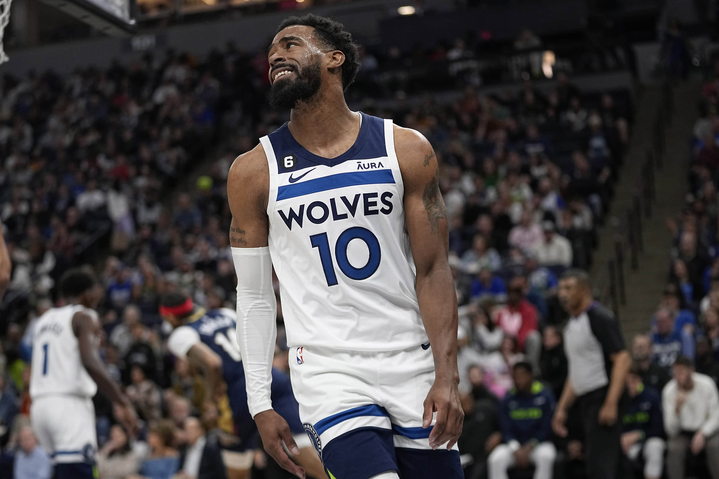 掘金半场4人得分上双，约基奇10分6助攻4篮板（半场结束掘金四人上双，约基奇10分6助4板）