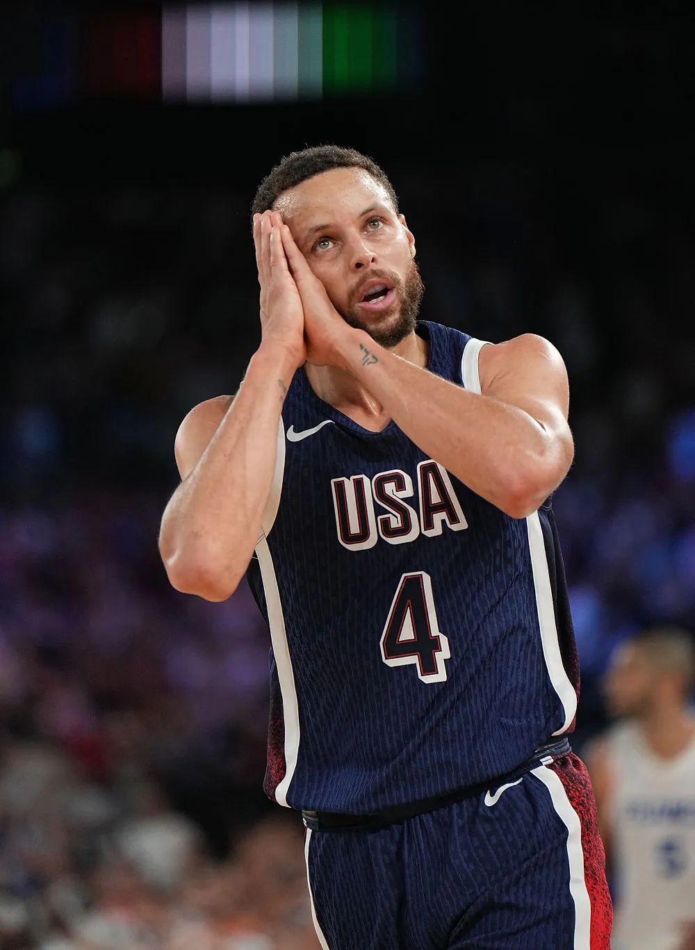 不给冠军面子？为王博颁戒指掉地上，楼明更衣室领奖，球迷：太教条了（冠军礼仪翻车？王博颁戒指意外落地，楼明转赴更衣室领奖，球迷吐槽太教条）