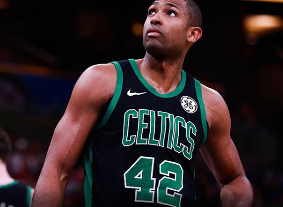 杰伦·布朗独挑大梁！多项数据位列联盟榜首（杰伦·布朗火力全开！多项数据领跑全联盟）