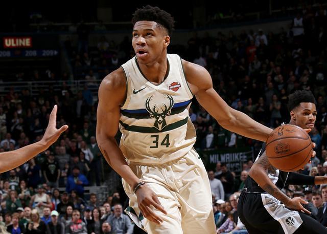 反对者抨击拉波尔塔：诺坎普还没完工，你们到底在庆祝什么？（质疑声指向拉波尔塔：诺坎普未竣工，庆祝的理由何在？）