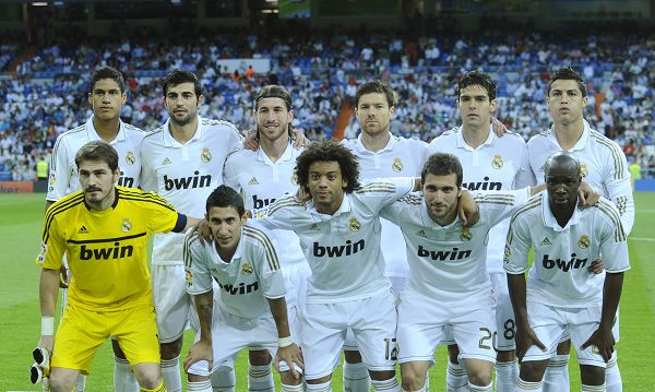 阿尔维斯再度现身宗教场合，拿起麦克风向信徒们传教（阿尔维斯再现宗教活动现场，手持麦克风向教众布道）