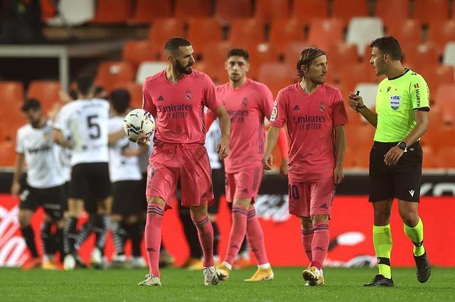 曼联可能在夏季签下安德森，但冬季转会窗口未有进展，转会市场竞争激烈。（转会竞争激烈：曼联冬窗无进展，夏季或签下安德森）