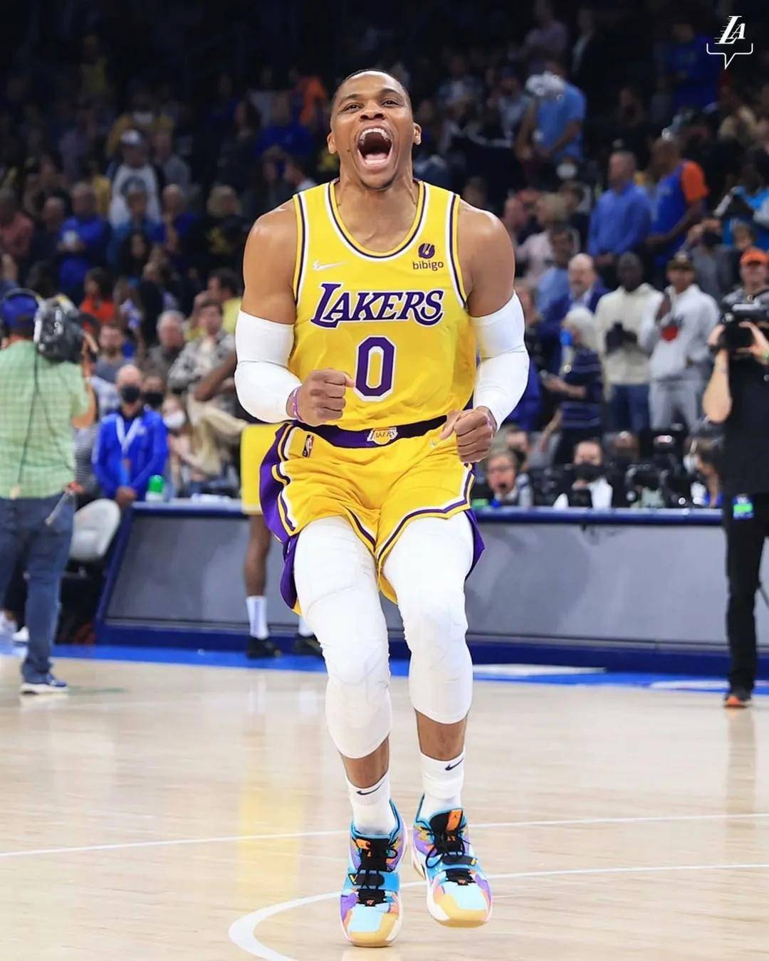 拉维亚开赛8分钟离场，球迷：他是我见过最易受伤的球员之一（拉维亚开场仅8分钟伤退，球迷无奈：堪称我见过最容易受伤的球员之一）